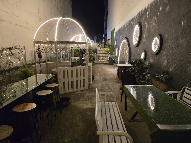 Lunar Breeze Cafe