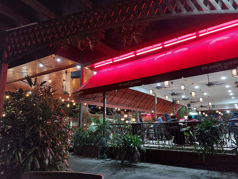 De Pauh Garden Restaurant & Cafe
